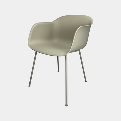Muuto Fiber-tuoli käsinojilla - harmaa