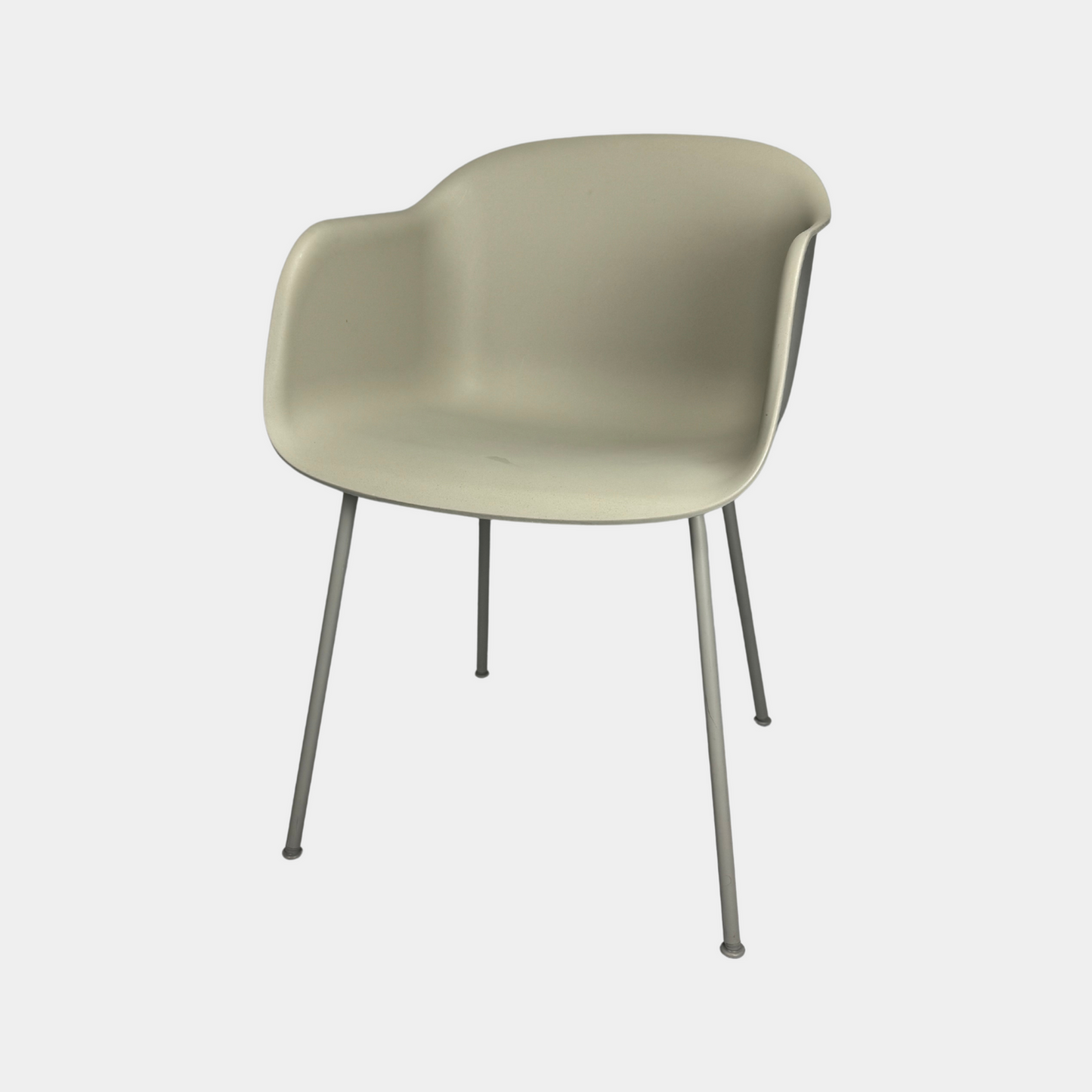 Muuto Fiber-tuoli käsinojilla - harmaa