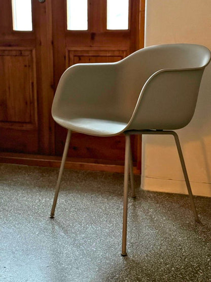 Muuto Fiber-tuoli käsinojilla - harmaa