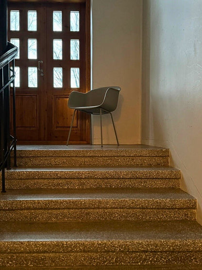 Muuto Fiber-tuoli käsinojilla - harmaa