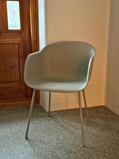 Muuto Fiber-tuoli käsinojilla - harmaa